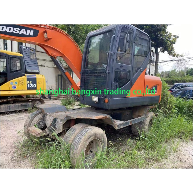 DOOSAN DX60W Wheel Excavator 6 Tons Korea Original Used Mini Wheel Excavator vendor